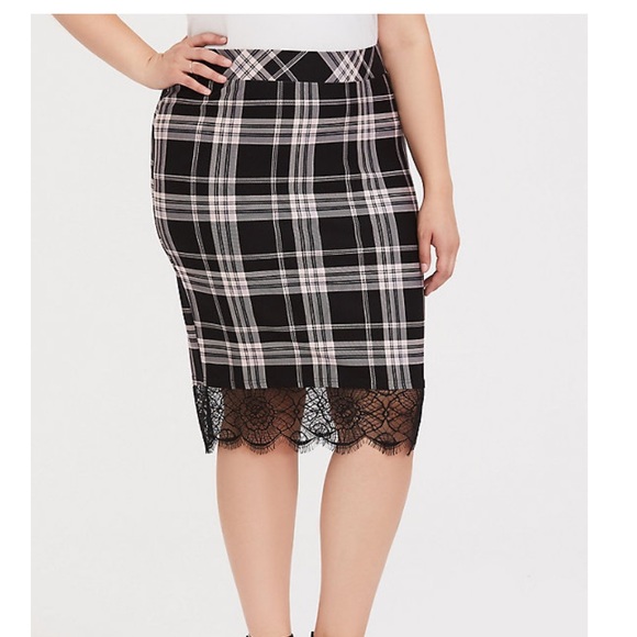 🆕 Torrid black plaid & lace ponte pencil skirt 2 - Picture 2 of 7